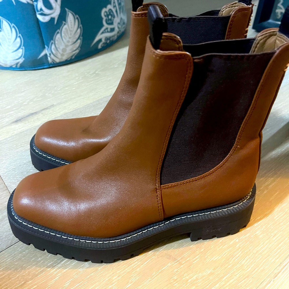 Sam Edelman camel color chelsea boots size 7